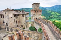 Le mura e il complesso del mastio, lo spettacolare castello di Vigoleno tra le colline dell'Appennino Piacentino - © Mi.Ti. / Shutterstock.com