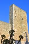 Le mura esterne del castello di Gioia del Colle,  Bari, Puglia. Situato nel centro storico del Comune, è uno degli edifici simbolo della cittadina che sorge sull'altopiano delle ...