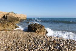 Le onde del Mediterraneo sulla costa di Vinaros, Spagna.

