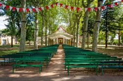 Le panche di una chiesa all'aperto nel complesso del Sacro Cuore a Paray-le-Monial, Francia - © Nigel Jarvis / Shutterstock.com