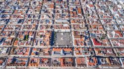 Le perfette forme geometriche del villaggio di Vila Real de Santo Antonio viste dall'alto (Portogallo).

