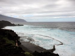 Le piscine naturali di La Maceta sferzate dalle onde dell'Atlantico. El Hierro, Canarie.