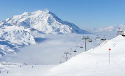 Le piste innevate e la seggiovia in inverno a Val d'Isère, Francia.

