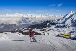 Le piste sci di Pila in Valle d'Aosta aprono la stagione sciistica in occasione del Ponte dell'Immacolata a dicembre - © Alexandre Rotenberg / Shutterstock.com