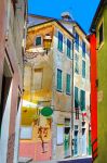 Le pittoresche case colorate del centro storico di Arenzano, Liguria. Questo borgo ligure è caratterizzato da costruzioni dalle mille tonalità ospitate nel centro dove non mancano ...
