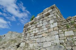 Le possenti mura del castello di Ribadavia, regione di  O Ribeiro, Ourense, Spagna. Questo maniero di dimensioni ridotte è situato all'ingresso della città vecchia.
