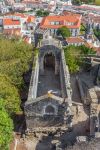Le rovine della chiesa di Santa Maria da Pena con il tetto collassato, Leiria (Portogallo), viste dal castello cittadino - © StockPhotosArt / Shutterstock.com