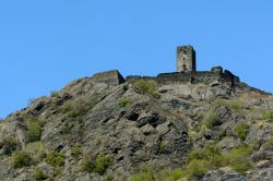 Le rovine della fortezza di Chenal a Montjovet, Valle d'Aosta. Sorge all'interno del sito archeologico che conserva varie testimonianze di incisioni rupestri e croci di probabile epoca ...