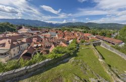 Le rovine della fortezza di Mali grad e la città di Kamnik, in Slovenia