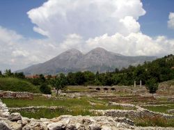 Le rovine di Alba Fucens vicino ad Avezzano - © CaesarGJ - CC BY-SA 3.0 - Wikimedia Commons.