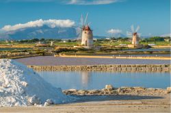 Le saline e i mulini dello Riserva Naturale dello Stagnone vicino a marsala, Sicilia occidentale