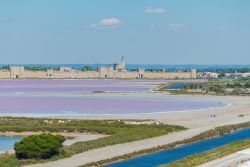 Le Salins du Midi, il lago rosa delle saline di Aigues-Mortes in Camargue, Francia