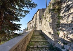 Le scale che portano all'ingresso della Fortezza di Civitella del Tronto, Abruzzo - © Mario Troiani / Shutterstock.com