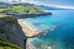 Le scogliere di Zumaia, Paesi Baschi, Spagna, viste dall'alto. L'attrattiva più famosa di questa località è costituita dal suo paesaggio di flysch, formazioni rocciose ...