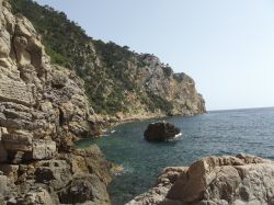 Le scogliere lungo il "Chemin du littoral" a Saint-Cyr-sur-Mer, Provenza, Francia. Situata nel dipartimento del Var, questa cittadina vanta un patrimonio naturalistico di grande importanza ...