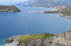 Le spiagge della riviera dei Cedri: l'ultimo arenile in fondo è quello di Lido di Tortora in Calabria, costa Tirrenica