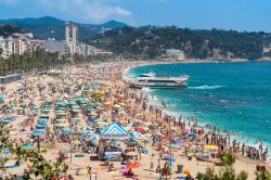 Le spiagge di Lloret de Mar, lungo la Costa Brava, sono tante e per tutti i gusti, ma hanno una caratteristica comune: si affacciano su un bel Mediterraneo turchese, e sono tendenzialmente affollate. ...