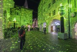 Le strade colorate di Bressanone in occasione del Festival di acqua e luce in primavera - © fabiodevilla / Shutterstock.com