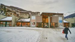 Le terme nel centro del villaggio di Pejo, Trentino Alto Adige. Le terme sono uno dei luoghi preferiti per rilassarsi dopo lo sci - © Ryszard Stelmachowicz / Shutterstock.com