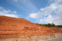 Le terre rosse della zona di Iglesias ricche di minerali - © Gianluigi Becciu / Shutterstock.com