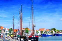 Le tipiche barche olandesi a fondo piatto e a vela nel porto di Ziereksee, Zeeland, Paesi Bassi.
Un tempo questa locaità era il principale porto della Zelanda.
