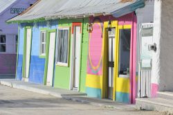 Le tipiche case messicane colorate con il tetto in lamiera, isola di Holbox.

