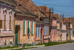 Le tipiche facciate delle abitazioni di Biertan, Transilvania, Romania. Intonaci dipinti e scuri delle finestre in legno e verniciati.

