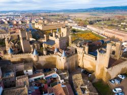 Le torri del Palazzo Reale di Olite, Spagna, viste dall'alto. Dichiarato monumento nazionale dal 1925, sorge in Plaza Carlos III° El Noble.
