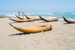 Le tradizionali barche da pesca sulla spiaggia di Pimentel a Chiclayo, Perù. A pochi chilometri di distanza da Chiclayo, sulla costa settentrionale del paese, si può assistere ...