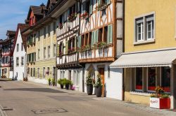 Le tradizionali case del centro storico di Bremgarten, Svizzera. Popolata da poco più di sei mila abitanti, questa graziosa località è abbracciata da una possente cinta ...