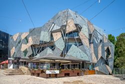 L'edificio dell'Australian Centre for the Moving Image in Federation Square a Melbourne, Australia. Si tratta di uno spazio museale dedicato a film, video games, cultura digitale e arte ...