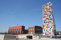 L'edificio dell'NCAA Hall of Champions e The Tent Sculpture al parco White River State, Indianapolis (Indiana)  - © Chris T Pehlivan / Shutterstock.com