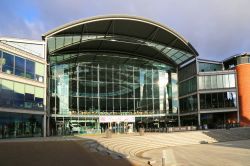 L'edificio Forum a Norwich, Norfolk, Inghilterra. Costruito nell'ottobre 2001 ospita la sede della Norfolk & Norwich Millennium Library e il centro di informazioni turistiche - © ...