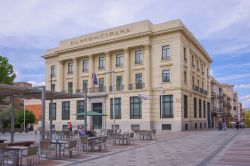 L'elegante edificio che ospita il Banco di Spagna nel centro storico di Guadalajara, Spagna - © Salvador Aznar / Shutterstock.com