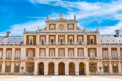 L'elegante facciata del palazzo reale di Aranjuez, Madrid, Spagna - © Takashi Images / Shutterstock.com