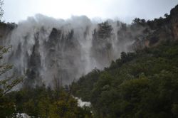 Le cascate di Lequarci fotografate in inverno: ci troviamo nei dintorni di Ulassai in Sardegna - © Monte Cogoccia - CC BY-SA 3.0 - Wikimedia Commons.