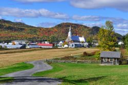 La cittadina di Les Eboulements: si trova nella regione dello Charlevoix, nel Québec meridionale, a circa 100 km nord-est della capitale Ville de Quebec - ©Tourisme Charlevoix, Annie ...