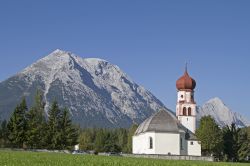 Leutasch in estate e la sua chiesa simbolo
