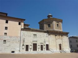 L'ex chiesa di Santa Maria della Manna d'Oro a Spoleto, Umbria. Sorge in piazza Duomo di fianco al teatro Caio Melisso. Venne eretta per volere del Comune fra il XVI° e il XVII° ...