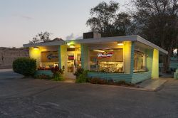 L'Holland Burger Cafe' si trova sulla Route 66 a Victorville - © Angel DiBilio / Shutterstock.com
