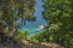 Lichnos Beach, mar Ionio, nei pressi di Parga, Preveza, Grecia. Uno scorcio sul mare limpido e cristallino che lambisce le coste di questa cittadina turistica.
