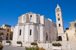 L'imponente cattedrale di Barletta, Puglia. La chiesa ha raggiunto il suo massimo splendore all'epoca delle crociate diventanto punto di transito per i fedeli che si recavano in Terra ...