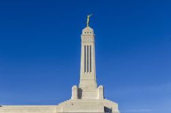 L'Indianapolis Mormon Temple con la statua sulla sommità, Indiana (USA): questo tempio, il primo costruito nello stato, è stato ultimato nel 2015 - © Jonathan Weiss / ...
