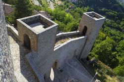 L'ingresso del castello di Montefiore Conca visto dall'alto, provincia di Rimini - © Davesayit / Shutterstock.com