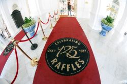 L'ingresso del Raffles Hotel a Singapore: seppur possa essere considerato un cliché visitare questo albergo, non si può rimanere indifferenti al fascino della sua magnifica ...