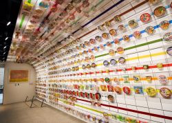 L'Instant Ramen Museum di Osaka (Giappone) nei pressi di Ikeda Station. Qui i turisti possono partecipare ai workshop per disegnare la propria tazza di noodle - © Shaynepplstockphoto ...