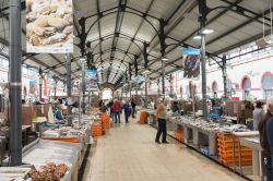 L'interno del bel mercato municipale di Loulé, Portogallo. E' il più grande mercato al coperto dell'Algarve - © travelfoto / Shutterstock.com