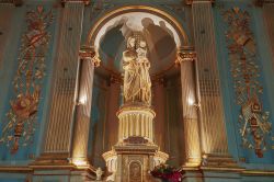 L'interno della cattedrale di Saint-Louis a La Rochelle, Francia. Monumento storico dal 1906, accoglie al suo interno sculture e decorazioni di grande pregio artistico - © Nevskii Dmitrii ...