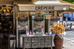 L'invitante esterno di una creperie - gelateria nel centro di Provins, Francia. Come in tutto il territorio francese, anche qui le crepes (dolci e salate) sono ottime da gustare per uno ...