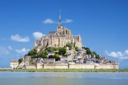 L'isola di Mont-Saint-Michel in Bassa Normandia, uno dei monumenti più famosi della Francia - © prochasson frederic / Shutterstock.com